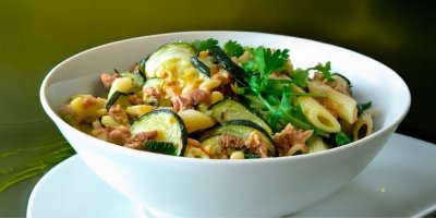 Těstovinový salát s tuňákem a cuketou