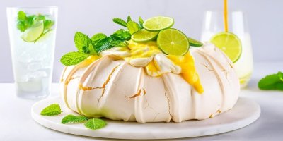 Pavlova s limetkovým krémem a mátou
