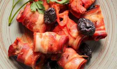 Pečené švestky se slaninou a whisky