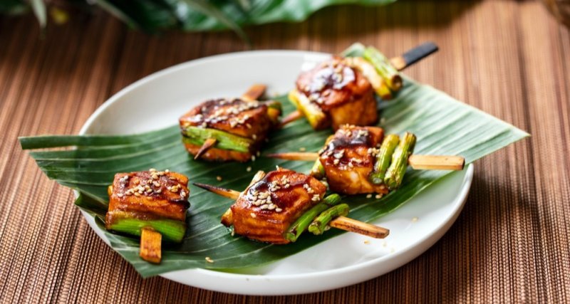 Glazované lososové jednohubky