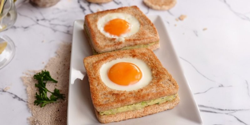 Toast s krémovou náplní a vejcem