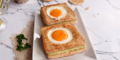 Toast s krémovou náplní a vejcem