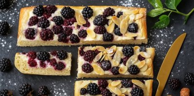 Tvarohový koláč s ostružinami a mandlemi