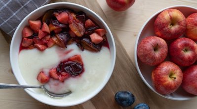 Krupicový pudink se švestkami a jablky na víně