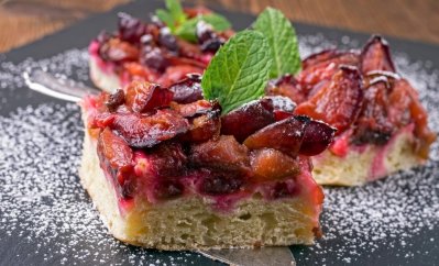 Švestkový koláč z croissantů