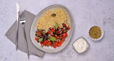 Bulgur s rajčaty, lilkem a citronovým jogurtem