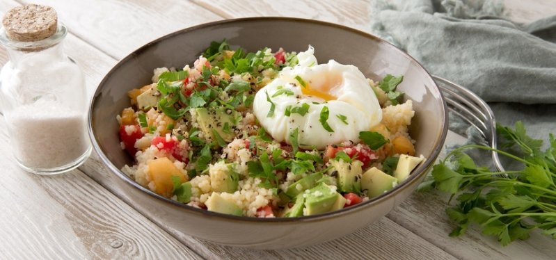 Zeleninový bulgur s mátou a ztraceným vejcem