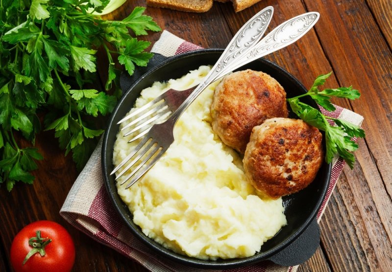 Mleté maso plněné balkánským sýrem s bramborovou kaší