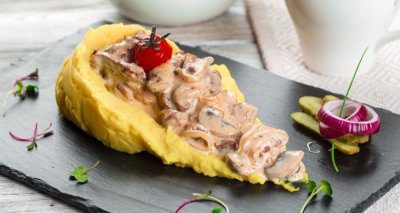 Bramborová sopka s žampionovou omáčkou