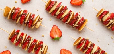 Minipalačinkové špízy s jahodami a čokoládou