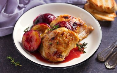 Kachní stehna na švestkách, víně, medu a zázvoru