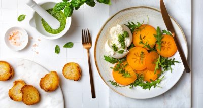 Caprese z kaki a mozzarelly