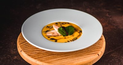 Krémová dýňová polévka s grilovaným lososem