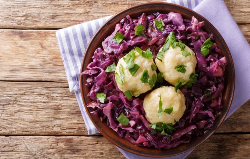 Vegetariánské bramborové knedlíčky s červeným zelím