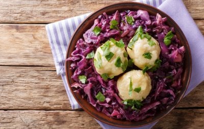 Vegetariánské bramborové knedlíčky s červeným zelím