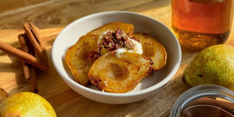 Pečené hrušky se skořicí a javorovým sirupem