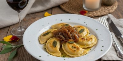 Husí ravioly s karamelizovanou cibulkou a šalvějovým máslem
