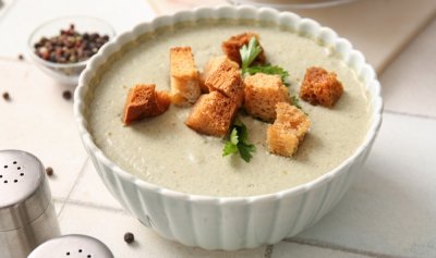 Krémová polévka z pečeného česneku s krutony