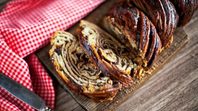 Perníkový závin s povidly a ořechy