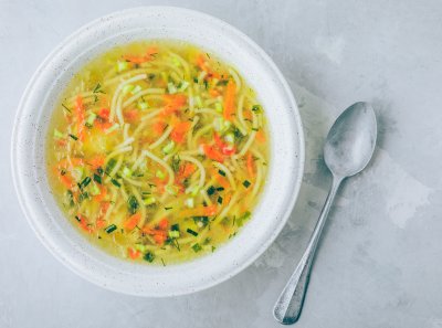 Jarní kuřecí vývar s bylinkami a zeleninou