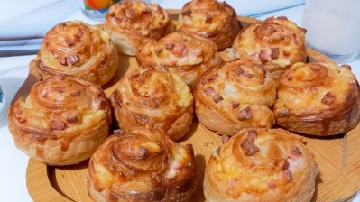 Masopustní šneci z kynutého těsta se škvarky