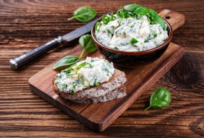 Tvarůžková pomazánka s medvědím česnekem