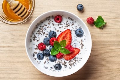 Zdravý tvarohový dezert s lesním ovocem