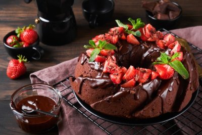 Luxusní kakaová bábovka s čokoládou a jahodami