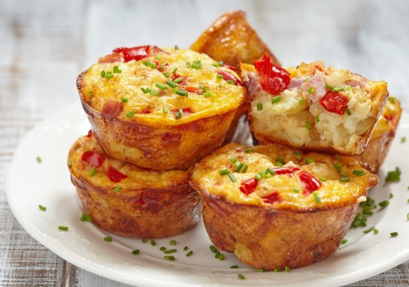 Vajíčkové muffiny se sýrem a klobásou