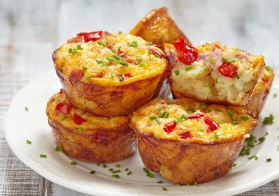 Vajíčkové muffiny se sýrem a klobásou