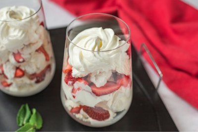 Pohár Eton mess s jahodami, šlehačkou a pusinkami