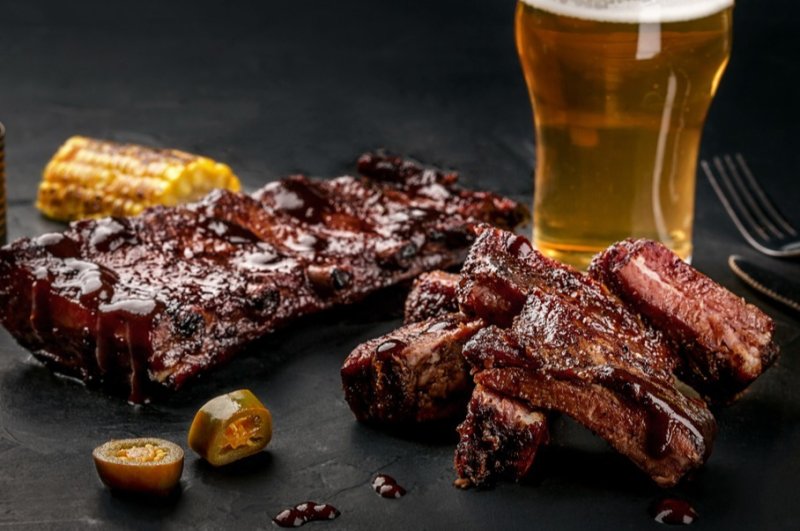 Pečená žebra v pivní marinádě s barbecue krustičkou