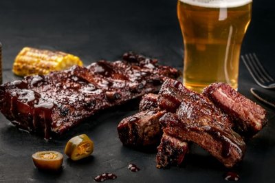 Pečená žebra v pivní marinádě s barbecue krustičkou