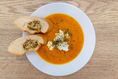 Polévka z rajčat, cukety a řapíkatého celeru