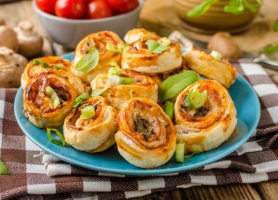 Pizza šneky z mozzarellového těsta