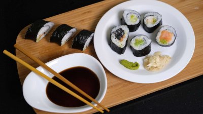 Domácí sushi na bílém talíři
