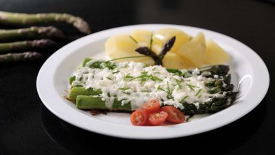 Chřest v sýrové krustě s bylinkami