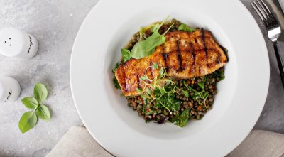 Grilovaný losos se salátem z čočky a žampionů