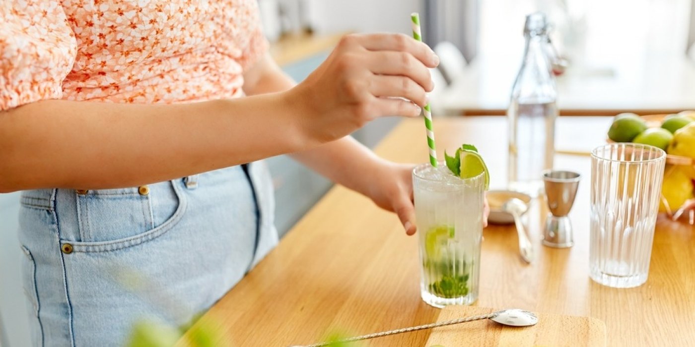 Žena míchá Mojito