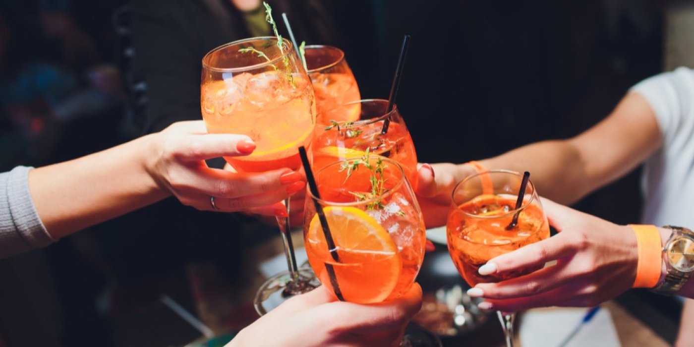 Lidé si připíjí Aperol Spritzem