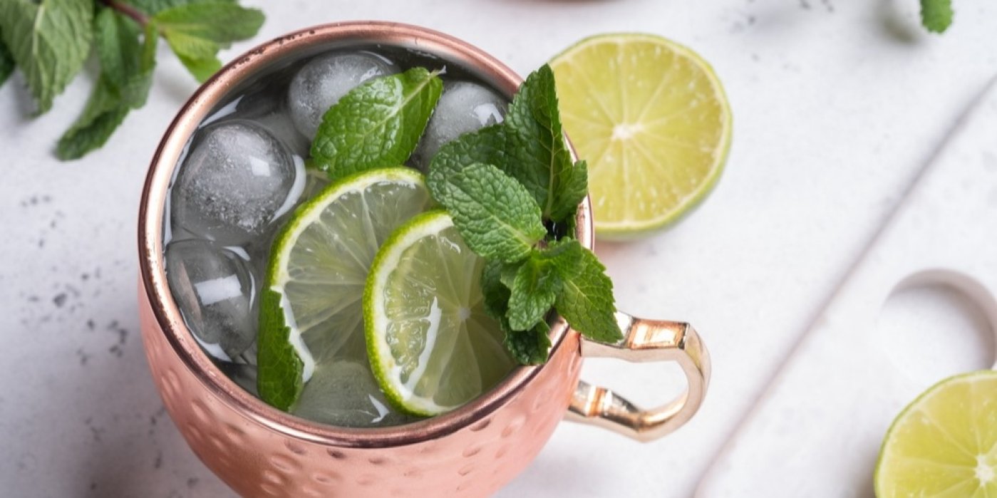 Moscow Mule v měděném hrnku