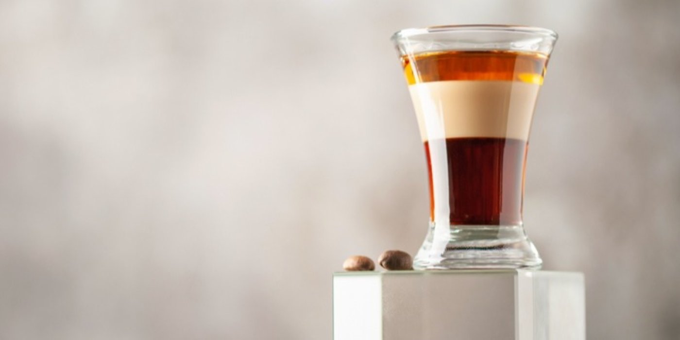 Koktejl v panákové skleničce