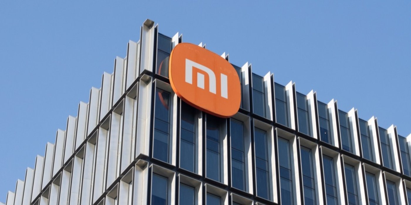 Oranžovo-bílé logo