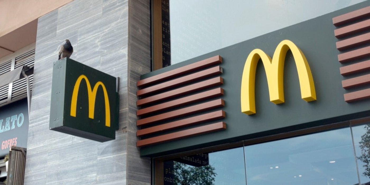 Logo s dvěma zlatými oblouky