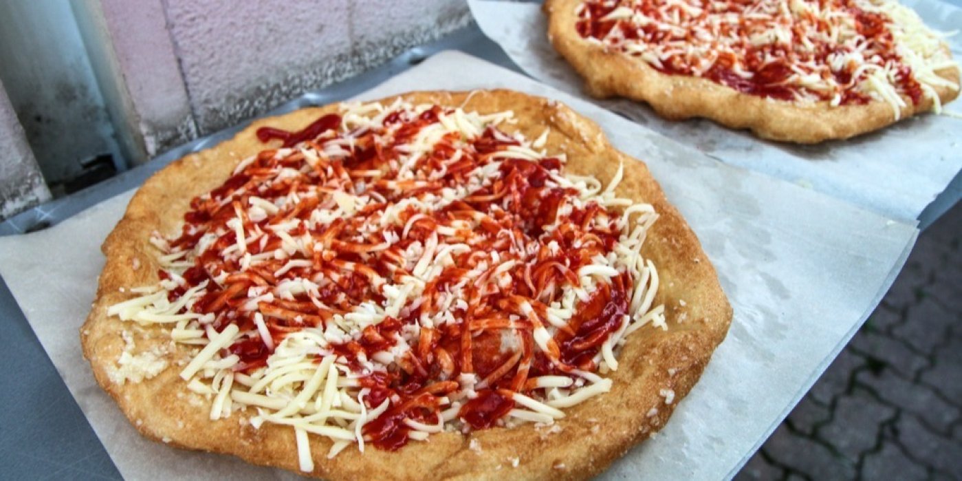 Langoše na papíru s kečupem a sýrem