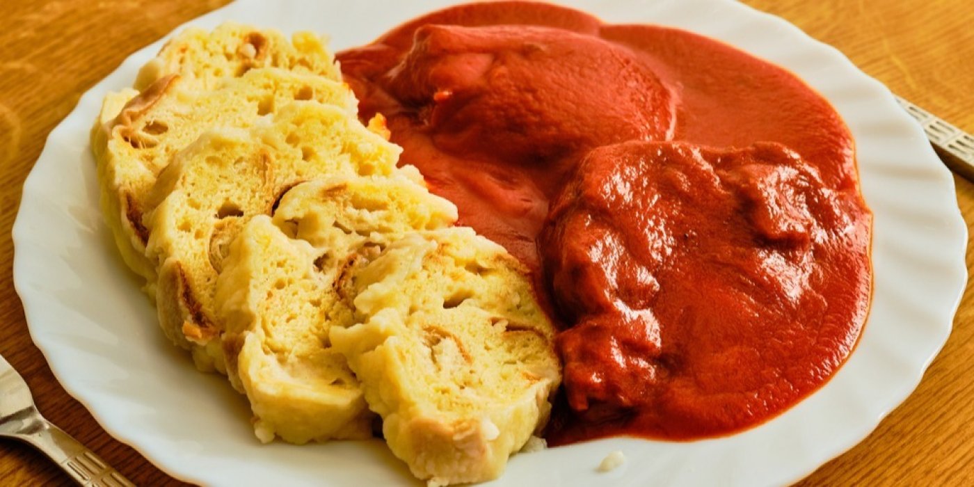 Rajská s knedlíky a masem