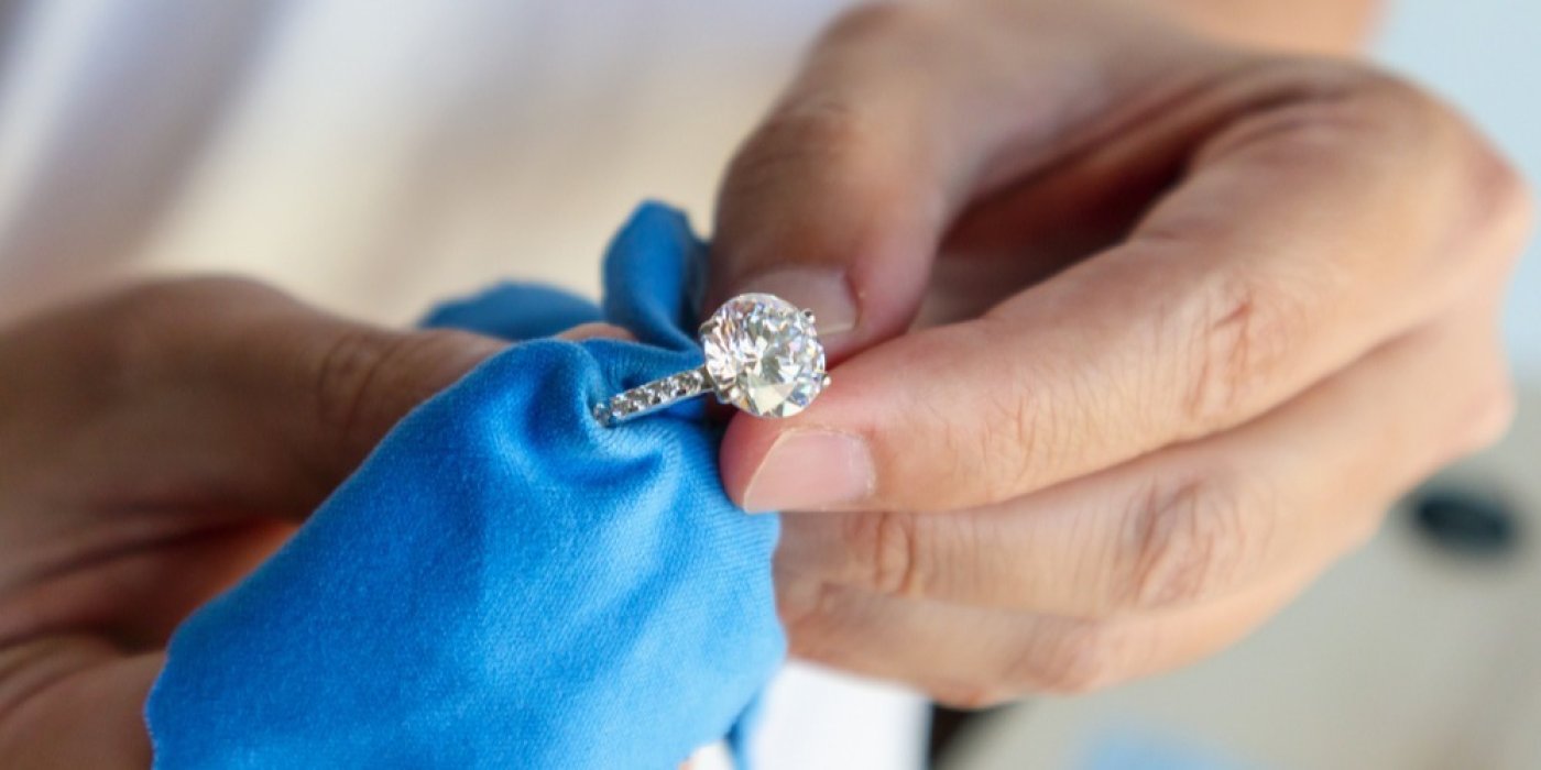 Diamantový prsten v ruce