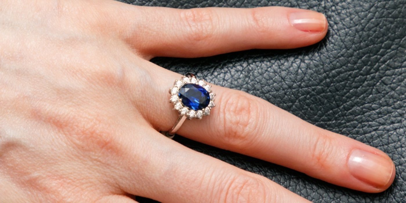 Safírový prsten na prstu