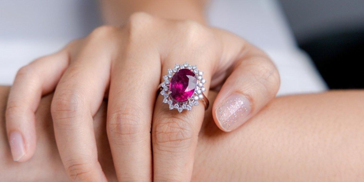 Rubínový prsten na ruce