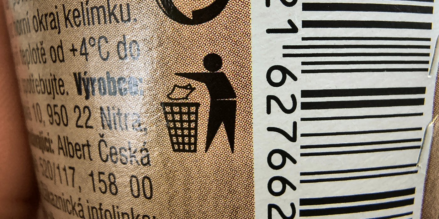 Panáček vyhazující odpad do koše